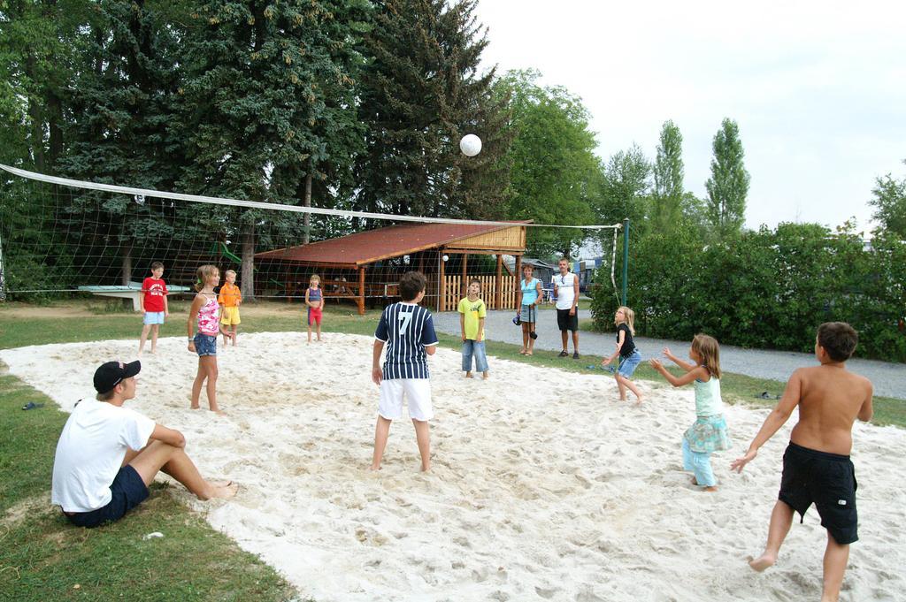 Camping Oase Praha Hotel Zlatníky Esterno foto