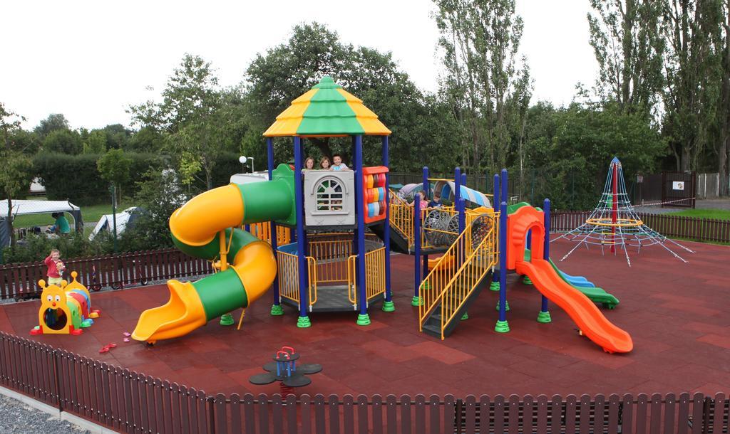 Camping Oase Praha Hotel Zlatníky Esterno foto