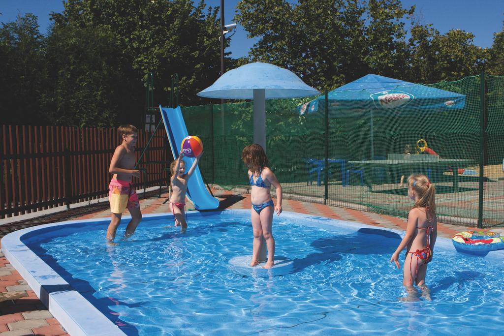 Camping Oase Praha Hotel Zlatníky Esterno foto